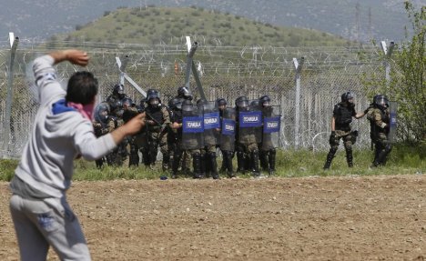 SUKOBI NA MAKEDONSKOJ GRANICI: Policija zasula suzavcem migrante!