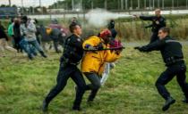 SUKOBU U KALEU: Policija rasterala 250 migranata suzavcem