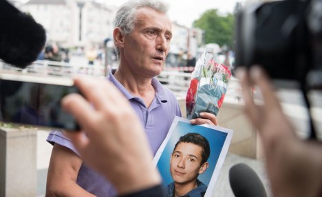 SVET OBIŠLA FOTOGRAFIJA NEUTEŠNOG OCA: Nosio sliku sina stradalog u Minhenu