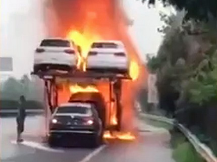 Saka čast za hladnokrvnost: Spasao jedan od automobila iz plamena!