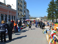 Šarenolike tezge sa suvenirima u centru Niša