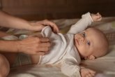 Savet doktora: Kako sprečiti plač beba tokom presvlačenja (VIDEO)