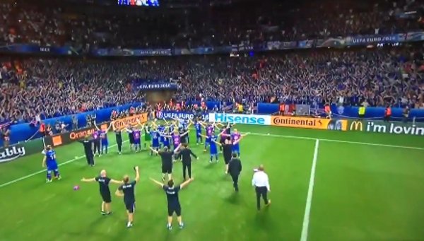 Scena za pamćenje - Ovako islandski ratnici slave sa navijačima! (video)