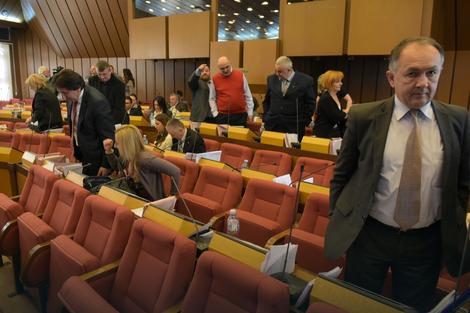 Sednica novosadskog parlamenta PREKINUTA ZBOG ULJEZA, traže ga po zgradi