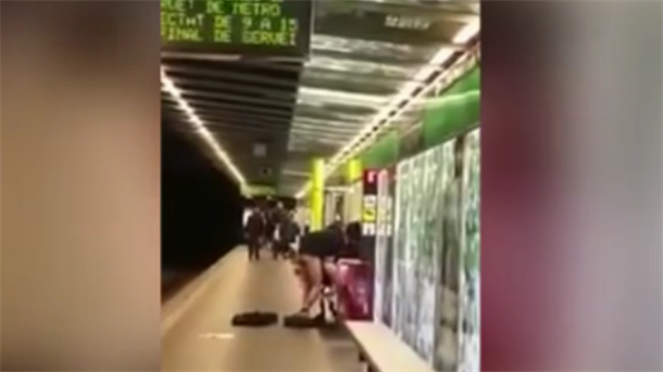Seks u metrou: Dohvatili se pred svima! VIDEO