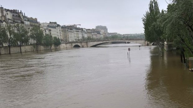 Sena preplavila nasipe u Parizu