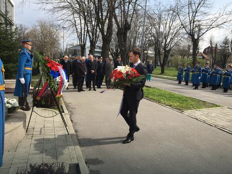 Siniša Mali položio venac na mesto stradanja vojnika i pacijenata KBC Dragiša Mišović