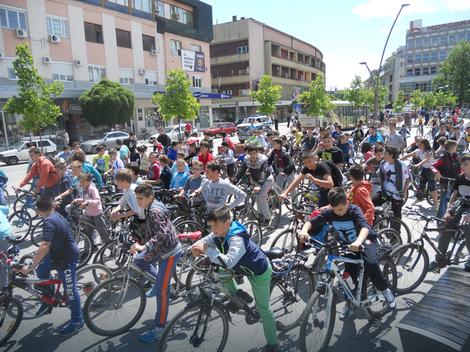 Skoro 1.000 osnovaca vozilo bicikle čačanskim ulicama