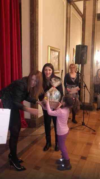 Skupština grada Beograda podelila paketiće mamama za treće dete