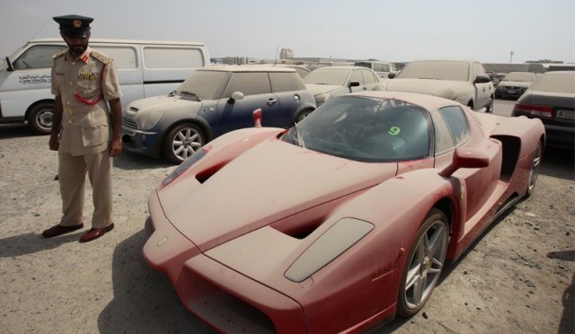 Slate muke policije sa zaplenjenim Ferrari Enzo automobilom