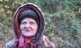 Slojevito obučena baka postala je internet zvezda zbog izjave: Sunce me gleda, ruši me