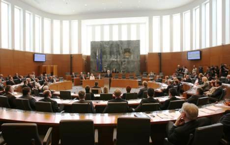 Slovenski parlament šest sati o bankarskoj rupi bez obvezujućih zaključaka