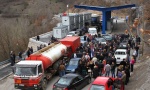 Srbi na sat vremena blokirali Jarinje zbog ličnih karata

