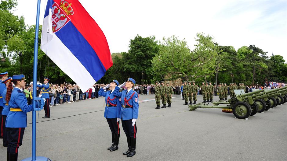 Srbi veruju svojoj Vojsci