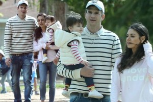 Srećna porodica: Ashton i Mila uživaju sa ćerkicom u parku