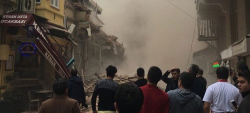 Srušila se zgrada u Turskoj, poginula tri vojnika