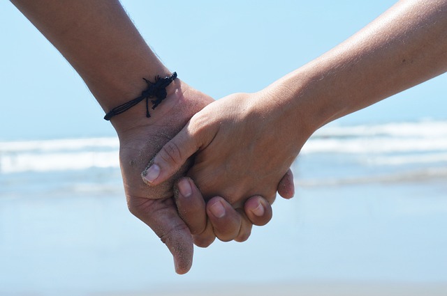 Šta način na koji držite ruku partnera otkriva o vašoj vezi?