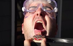 
					Šta se desi kada stavite jezik na mišolovku? (VIDEO) 
					
									