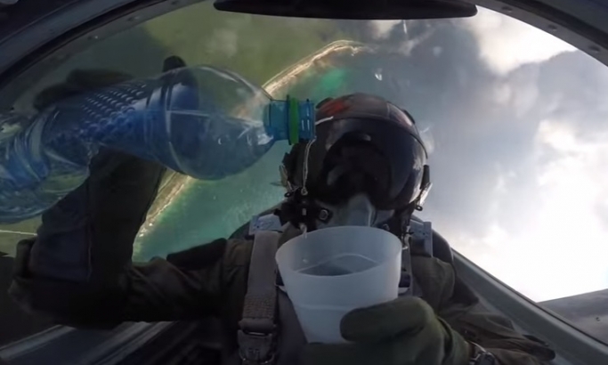 Šta se dogodi kada pilot sipa vodu u čašu dok leti naopačke?