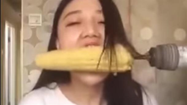 Stavila je kukuruz na bušilicu i... (VIDEO)
