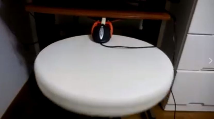 Stavio je miša na stolicu i počeo da je okreće, a kada vidite zbog čega, i vi ćete to ODMAH URADITI (VIDEO)