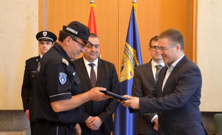 Stefanović  nagradio hrabrog policajca