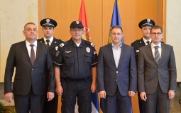 
					Stefanović nagradio policajca iz Niša 
					
									