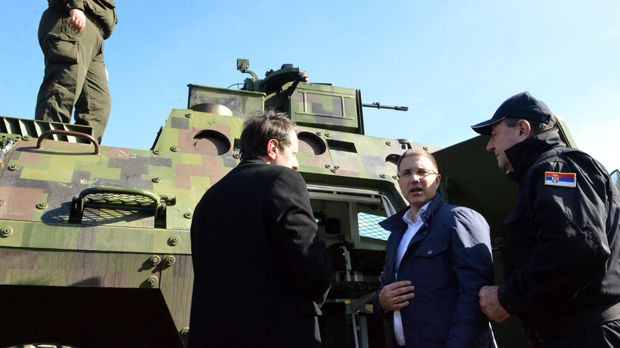 Stefanović najavljuje novu generaciju borbenih vozila