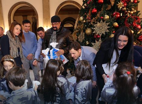 Stiven Sigal i Milica Mandić sa gradonačelnikom obradovali najmlađe Novobeograđane