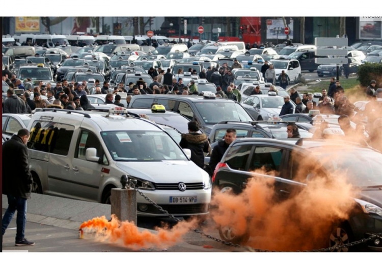 Štrajk taksista u Parizu: Zapaljene gume, suzavci, 20 uhapšenih (FOTO)