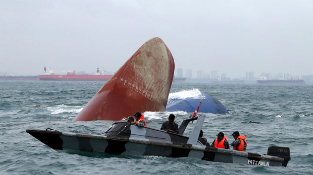 Sudar brodova kod Singapura, potraga za nestalima