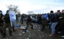 
					Sukobi na grčko-makedonskoj granici, povređeni policajci 
					
									