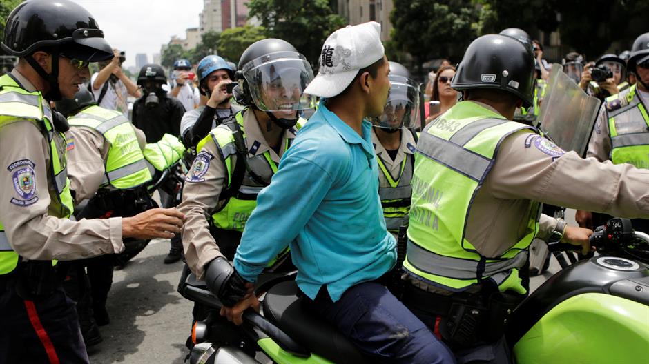 Suzavac i neredi u Karakasu, opozicija traži odlazak Madura