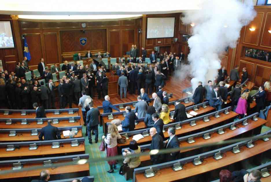 Suzavac u Skupštini Kosova, opozicija izbačena