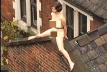 Sve za umetnost: Žena se skinula gola i zajašila krov (foto)
