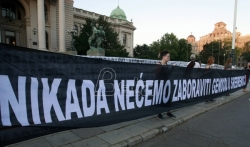 Sveće ispred Skupštine Srbije žrtvama Srebrenice