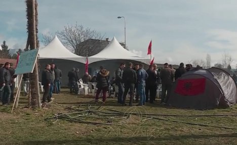 TENZIJE RASTU U SKOPLJU: Albanci ne prekidaju protest, ne daju da se podigne krst