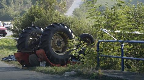 TEŠKA NESREĆA U BRČKOM Muškarac stradao kada se na njega prevrnuo traktor