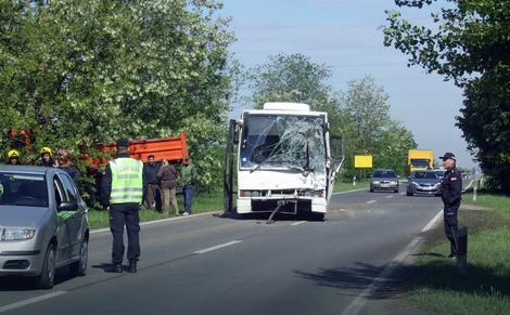 TEŽAK UDES KOD KOVINA Sudar kamiona i autobusa, povređeno 20 putnika, od toga 10 dece