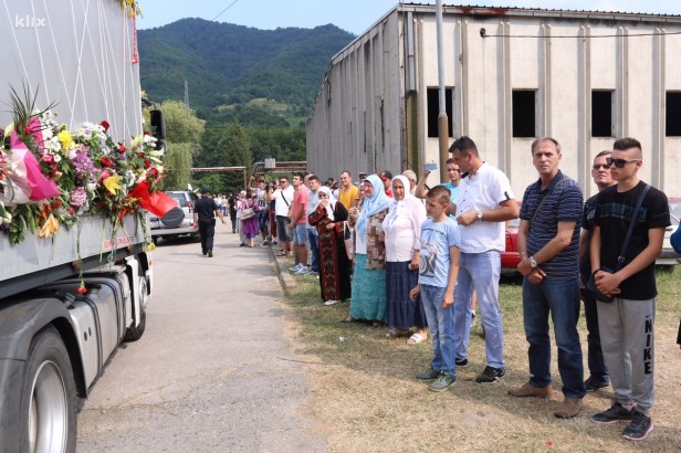 Tabute s posmrtnim ostacima u Potočarima dočekali uplakani članovi porodica