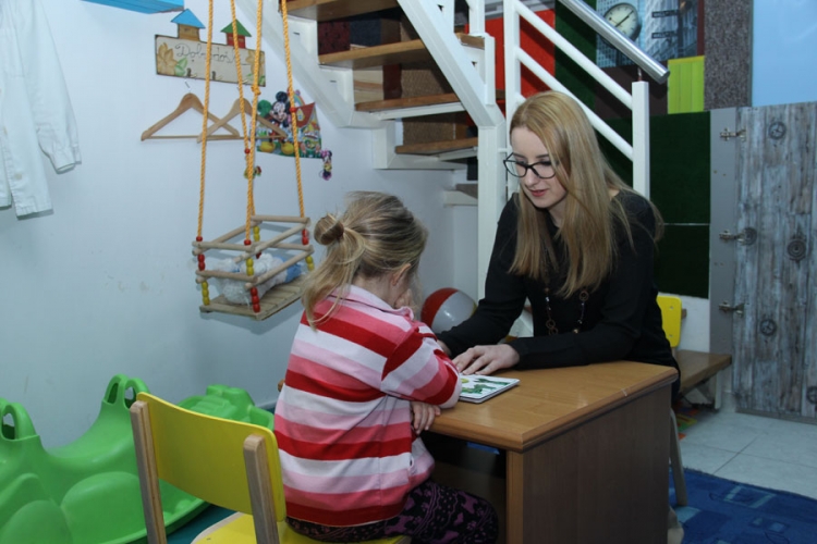 Tamara Bjelić iz Dervente: Volontiranjem pomaže djeci, a pronašla je i svoj put