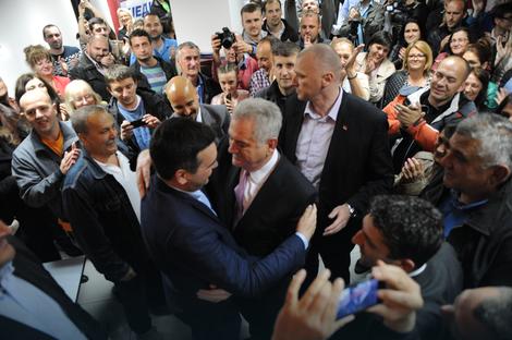 Tomislav Nikolić u Kragujevcu čestitao sinu izborne rezultate