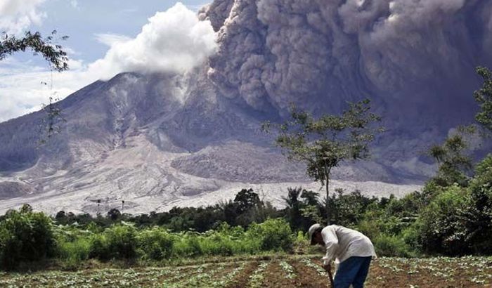 Troje mrtvih u erupciji vulkana u Indoneziji