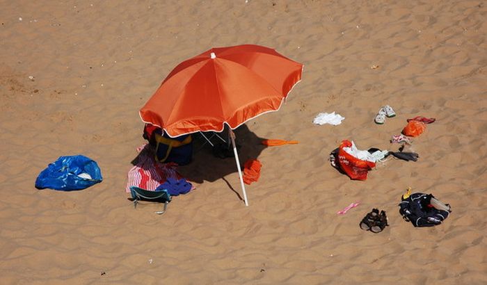 Turista kažnjen jer je na plaži rezervisao mesto suncobranom