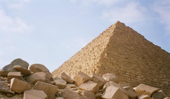 Turistima prodavali kamenje sa piramida