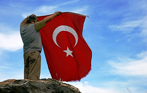     Turske vlasti ne žele da se zaručnici sastaju u javnosti i drže za ruke