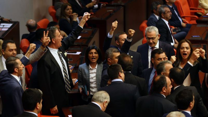Turski parlament izglasao ukidanje poslaničkog imuniteta 