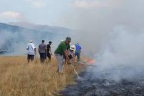 U Bosanskom Grahovu divlja požar, mještani ga sami gase