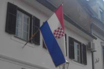 U centru Karlovca zastava sa grbom NDH