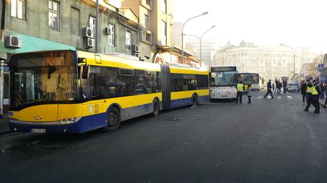 UDES NA ZRENJANINSKOM PUTU Sudarili se autobus na liniji 95 i kamion, povređene dve žene i vozač